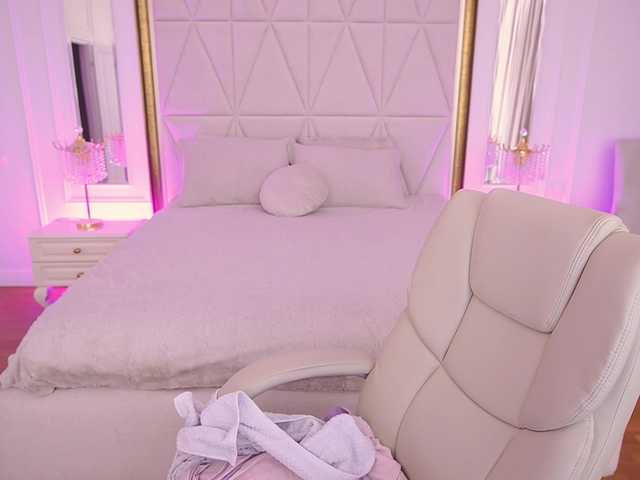 KiraCandyS's BongaCams show and profile