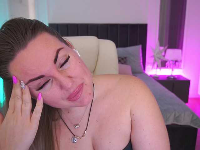 KiraCandyS's BongaCams show and profile