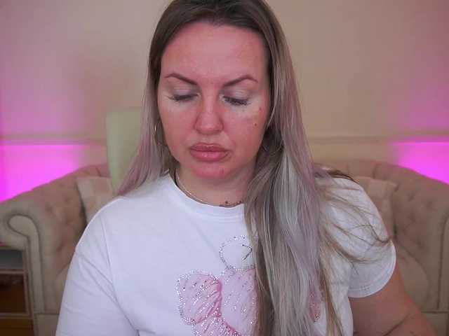 KiraCandyS's BongaCams show and profile