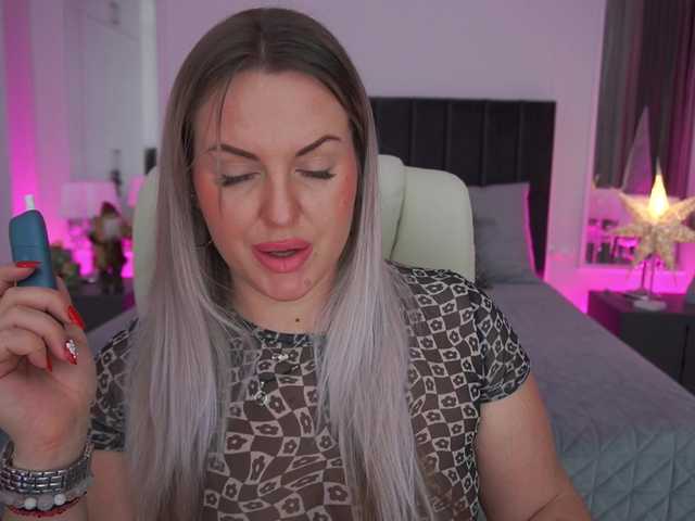 KiraCandyS's BongaCams show and profile