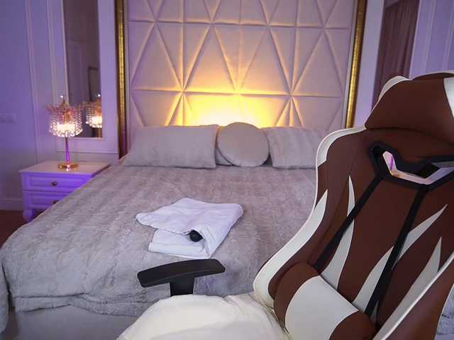 KiraCandyS's BongaCams show and profile