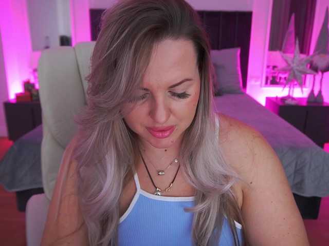 KiraCandyS's BongaCams show and profile