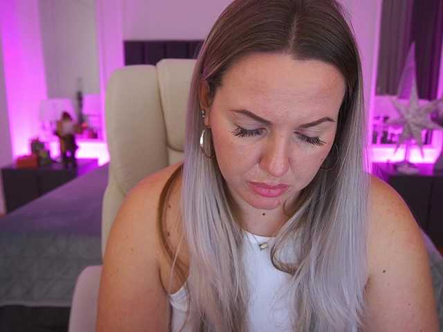 KiraCandyS's BongaCams show and profile