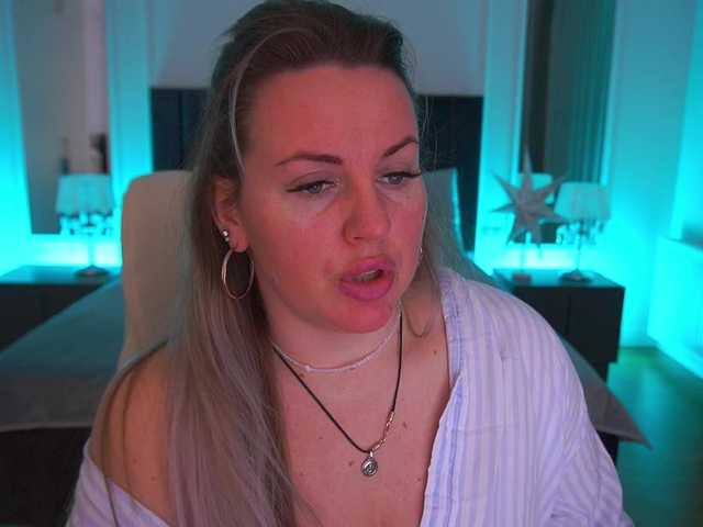 KiraCandyS's BongaCams show and profile