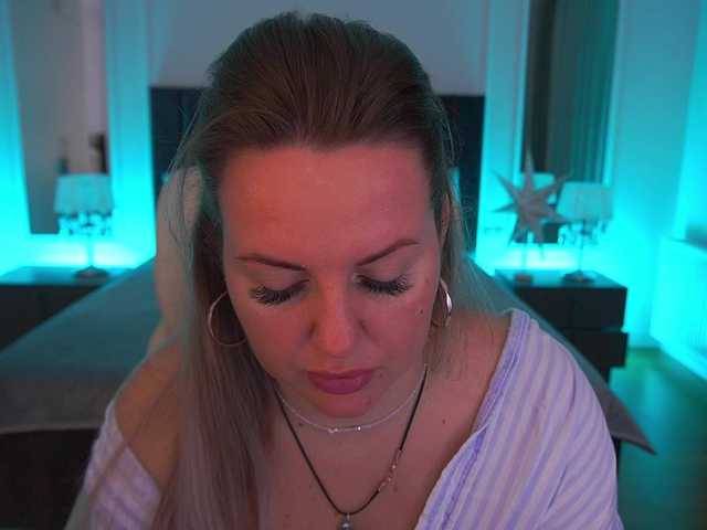 KiraCandyS's BongaCams show and profile