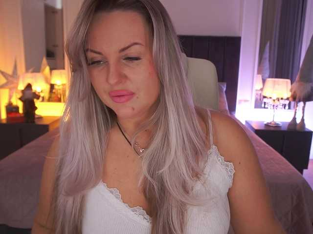 KiraCandyS's BongaCams show and profile