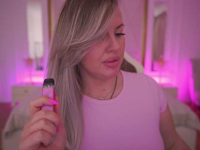 KiraCandyS's BongaCams show and profile