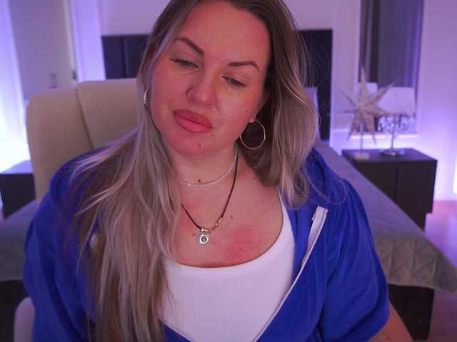 KiraCandyS's BongaCams show and profile