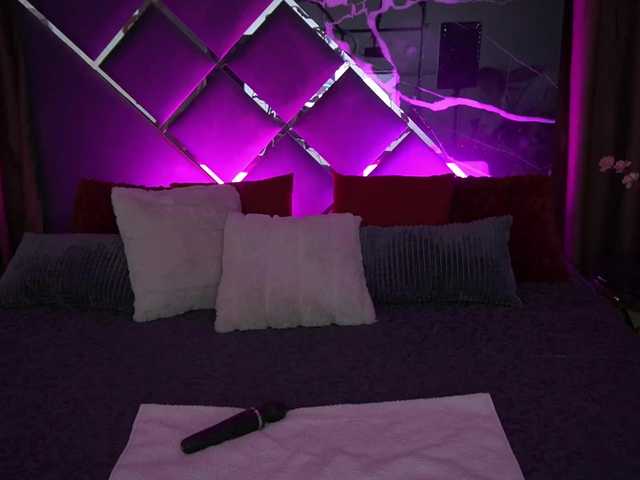 KiraCandyS's BongaCams show and profile