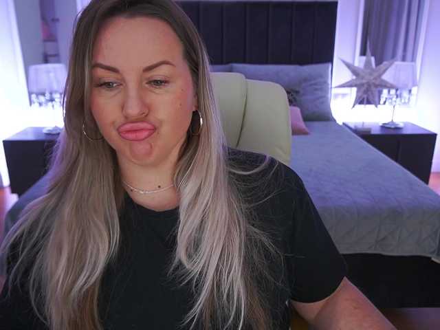 KiraCandyS's BongaCams show and profile