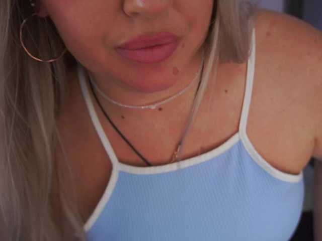 KiraCandyS's BongaCams show and profile