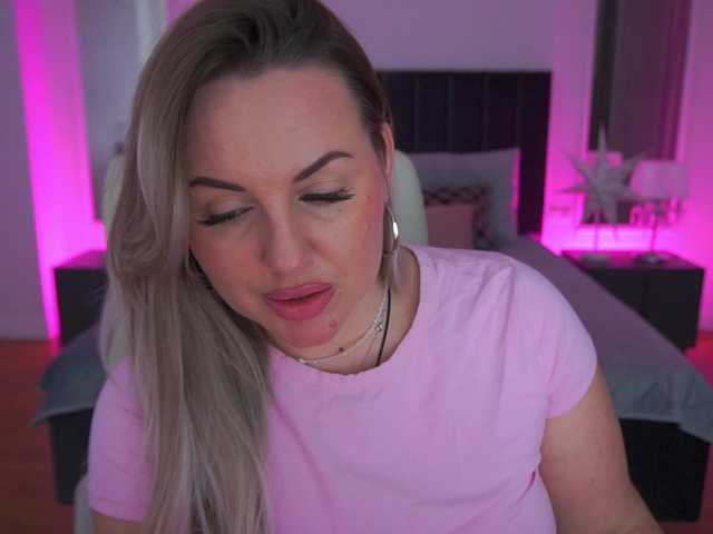 KiraCandyS's BongaCams show and profile