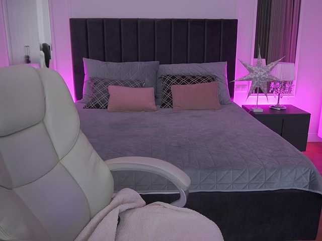 KiraCandyS's BongaCams show and profile