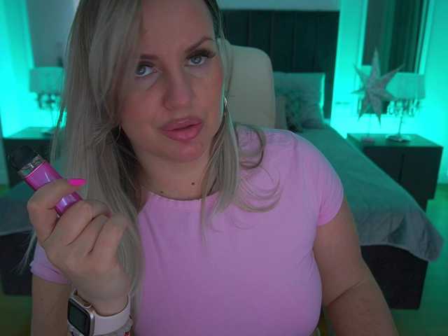 KiraCandyS's BongaCams show and profile