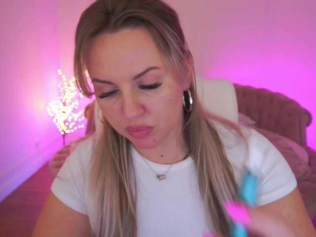 KiraCandyS's BongaCams show and profile