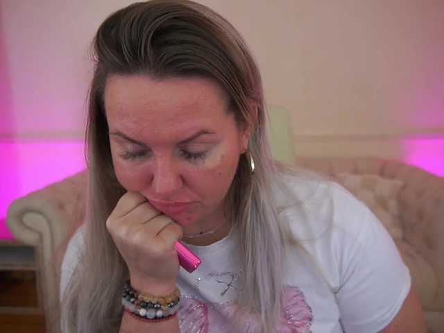 KiraCandyS's BongaCams show and profile