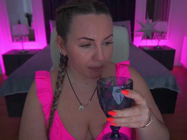 KiraCandyS's BongaCams show and profile