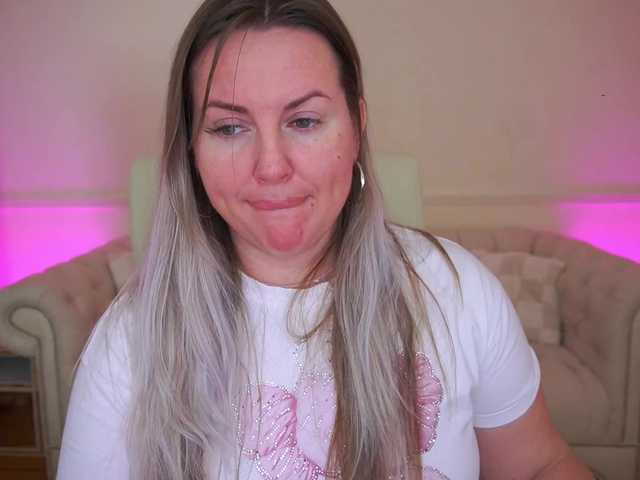 KiraCandyS's BongaCams show and profile