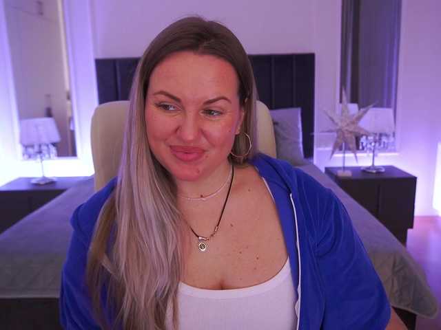 KiraCandyS's BongaCams show and profile