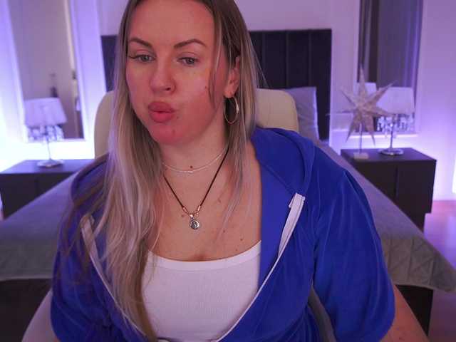 KiraCandyS's BongaCams show and profile