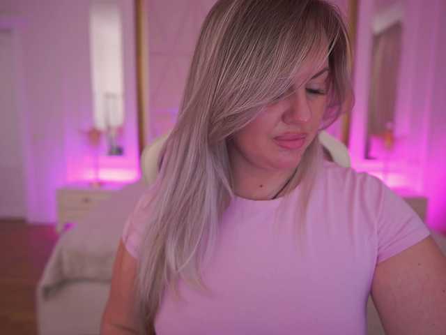 KiraCandyS's BongaCams show and profile