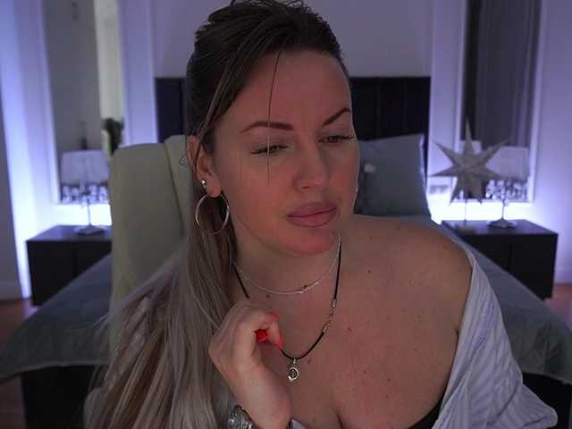 KiraCandyS's BongaCams show and profile