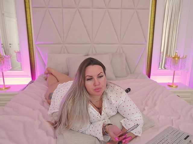 KiraCandyS's BongaCams show and profile