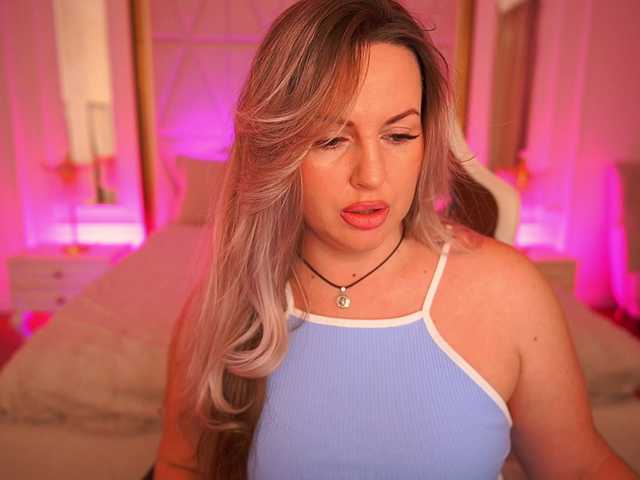 KiraCandyS's BongaCams show and profile