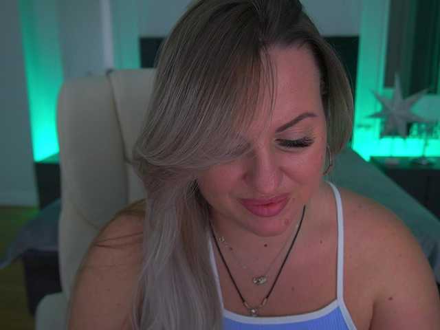 KiraCandyS's BongaCams show and profile