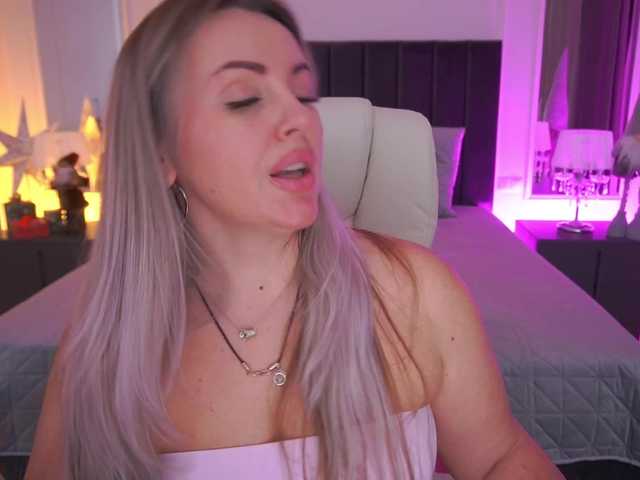 KiraCandyS's BongaCams show and profile