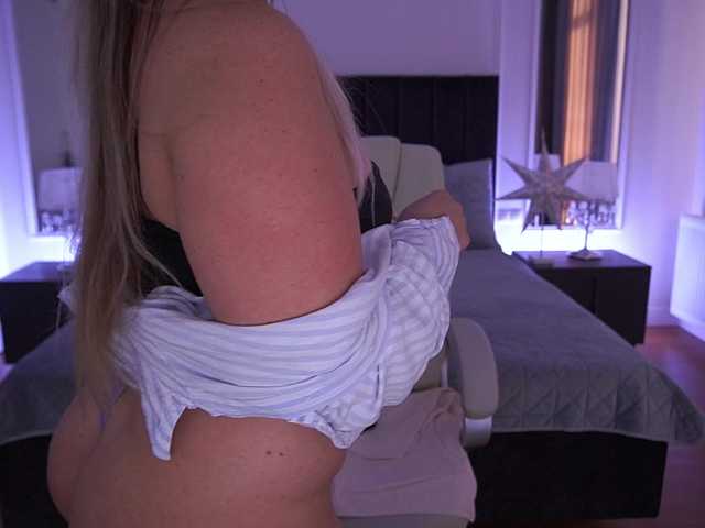 KiraCandyS's BongaCams show and profile