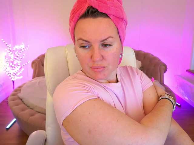 KiraCandyS's BongaCams show and profile