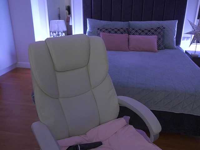 KiraCandyS's BongaCams show and profile