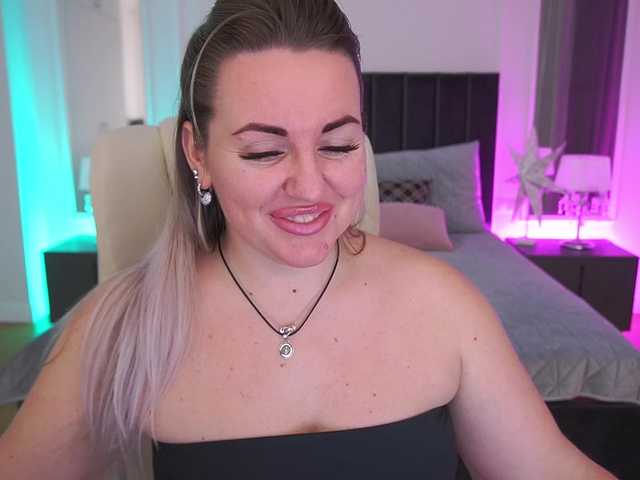 KiraCandyS's BongaCams show and profile