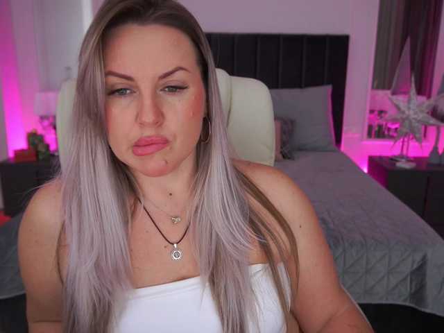 KiraCandyS's BongaCams show and profile