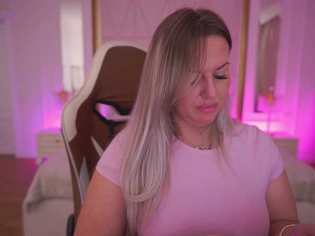 KiraCandyS's BongaCams show and profile