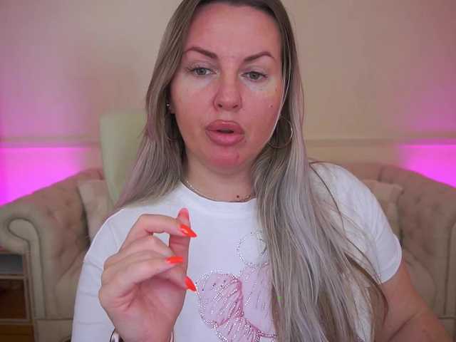 KiraCandyS's BongaCams show and profile