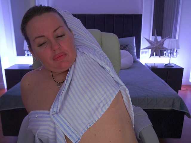 KiraCandyS's BongaCams show and profile