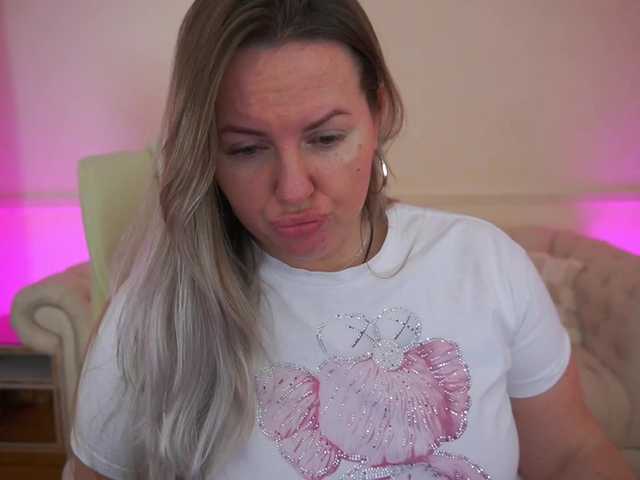 KiraCandyS's BongaCams show and profile