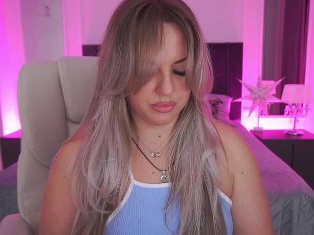 KiraCandyS's BongaCams show and profile