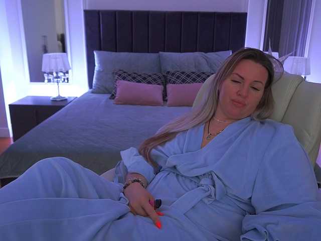 KiraCandyS's BongaCams show and profile