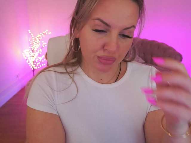 KiraCandyS's BongaCams show and profile