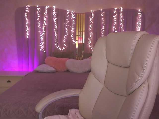 KiraCandyS's BongaCams show and profile