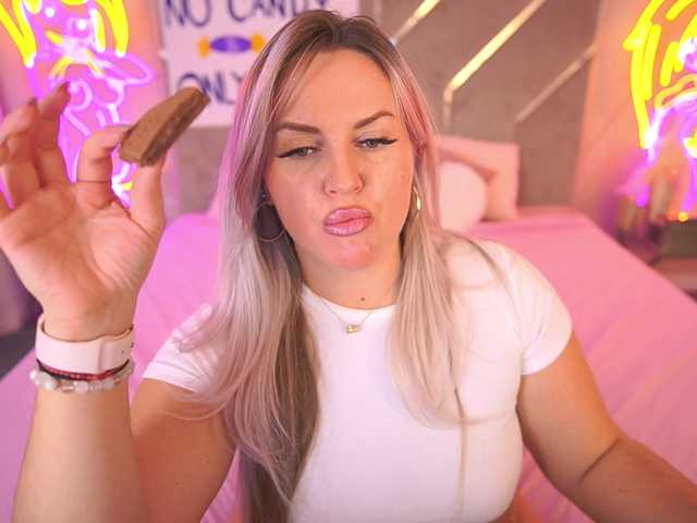 KiraCandyS from BongaCams