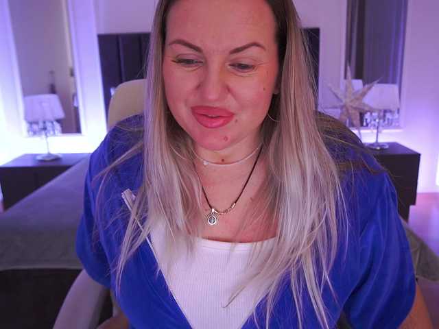 KiraCandyS's BongaCams show and profile