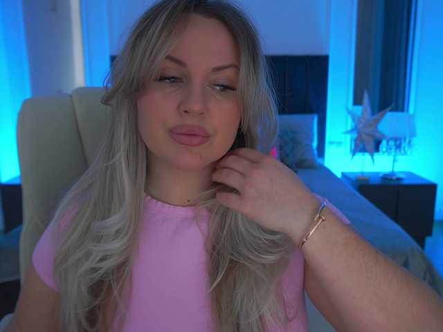 KiraCandyS's BongaCams show and profile