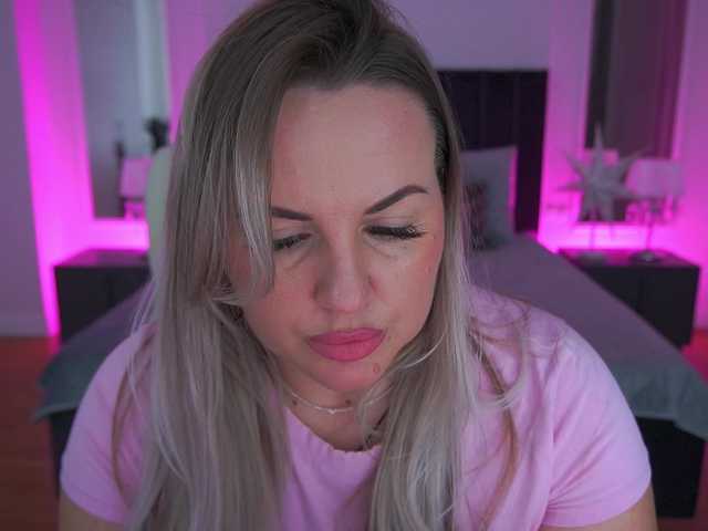 KiraCandyS's BongaCams show and profile