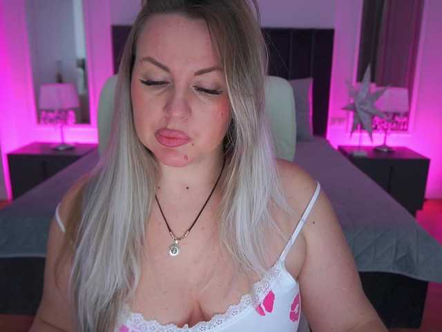 KiraCandyS's BongaCams show and profile