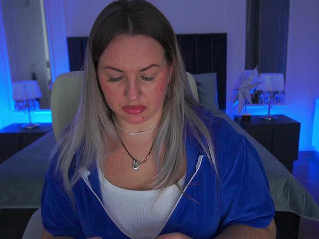 KiraCandyS's BongaCams show and profile