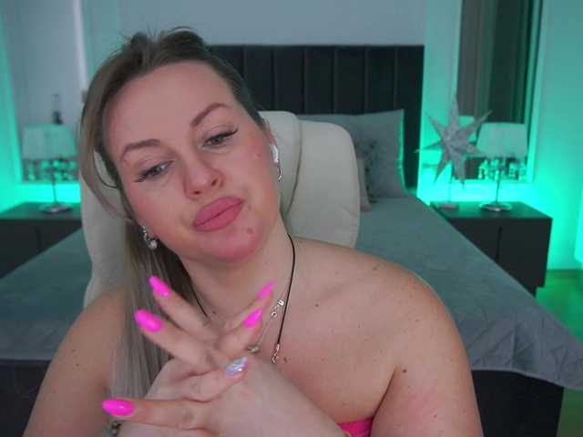 KiraCandyS's BongaCams show and profile